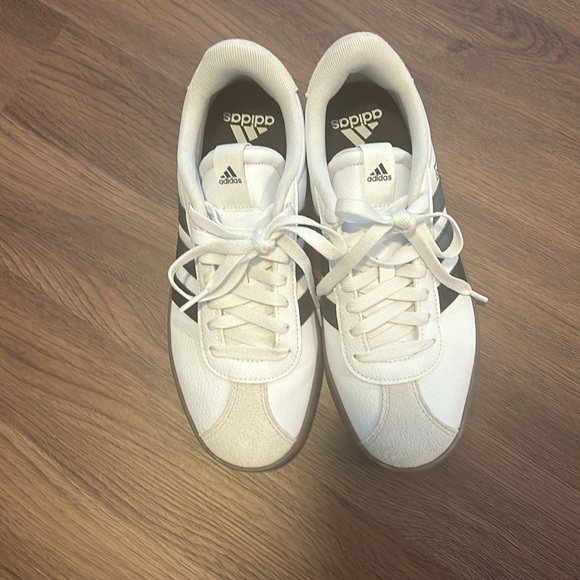 Men’s  size 7 / women’s 9 Adidas tennis shoes fits a women size 9 - Picture 2 of 11